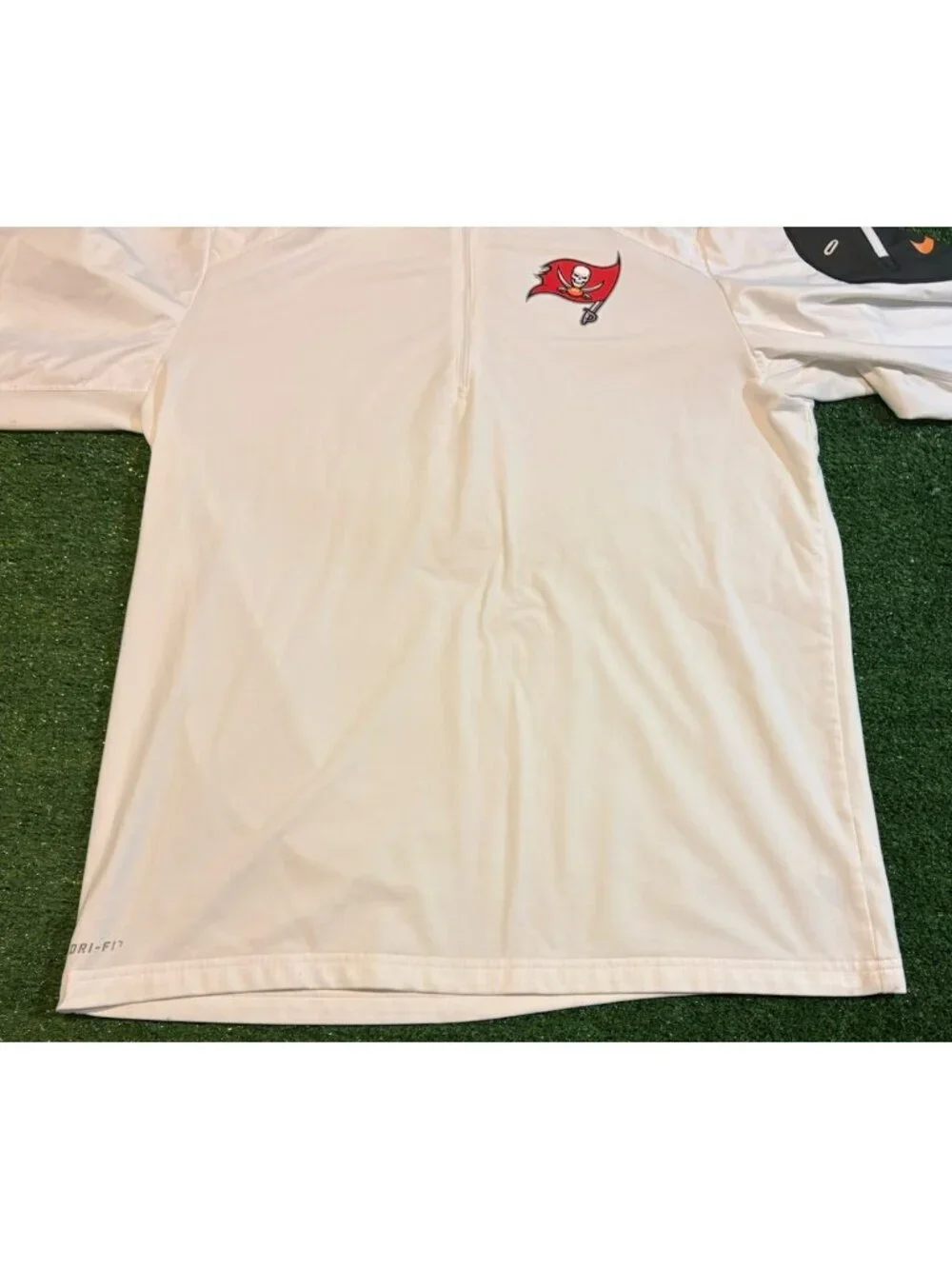 Tampa Bay Buccaneers 1/4 zip mens large white nike dri fit pullover long sleeve